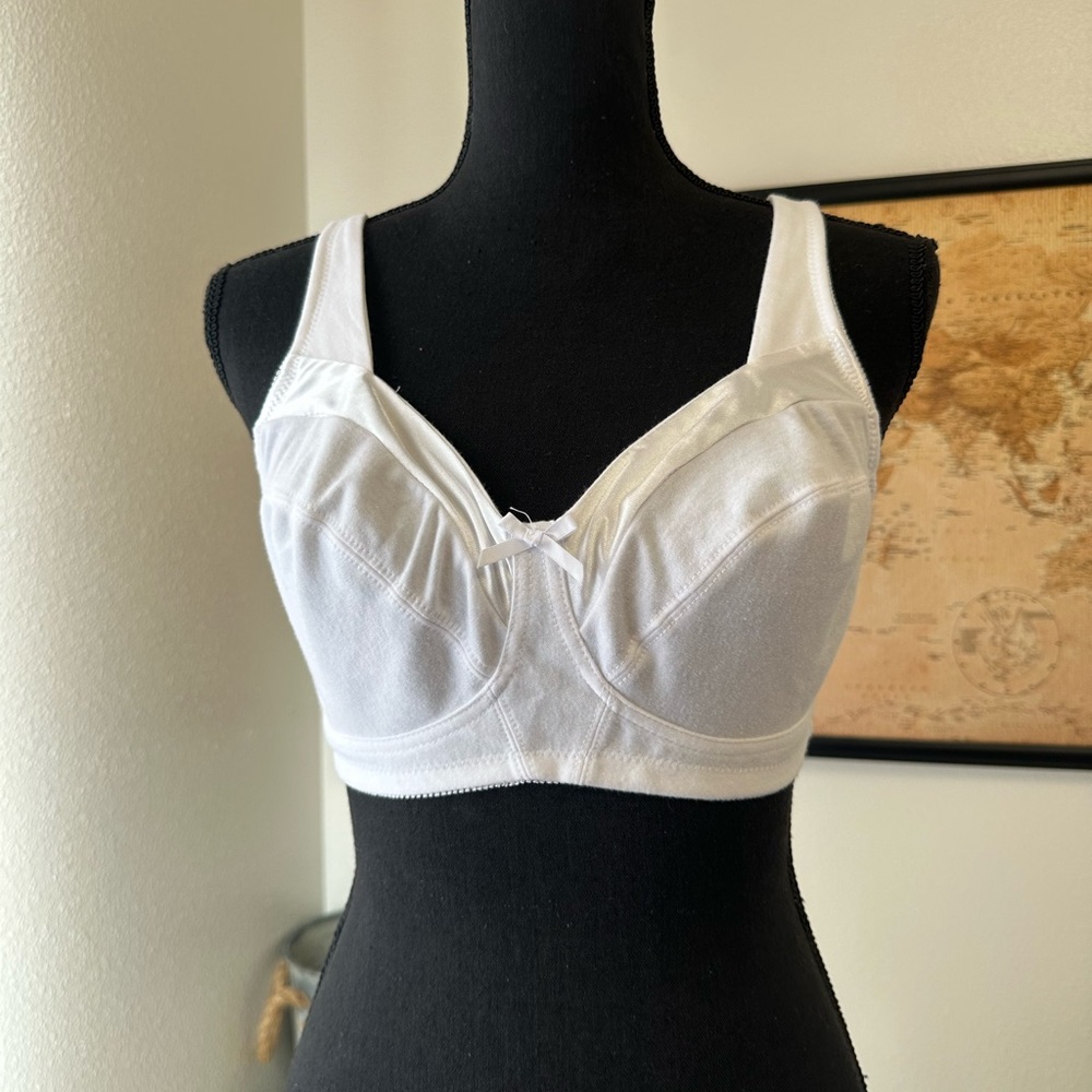 Instant shaping wireless white bra 40B
